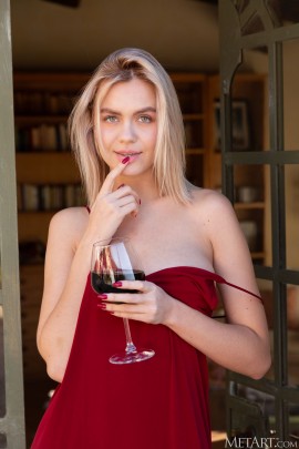 Бухая потаскуха показала голые сиськи и задницу