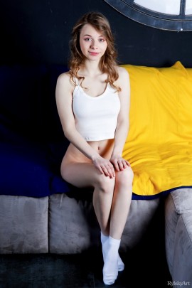 Молодая скромница с интимной стрижкой на лобке