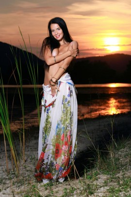 Сексуальная брюнетка с упругими сиськами на пляже